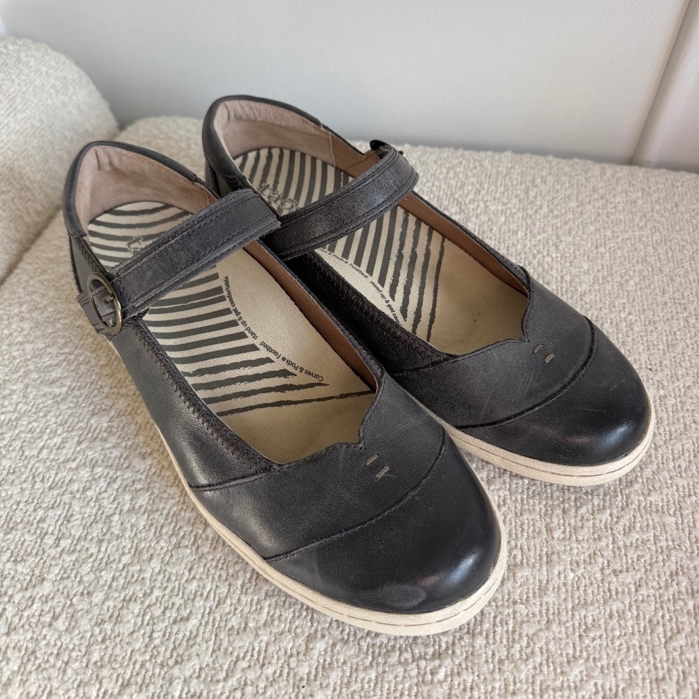 Gorgeous TAOS leather Mary Janes